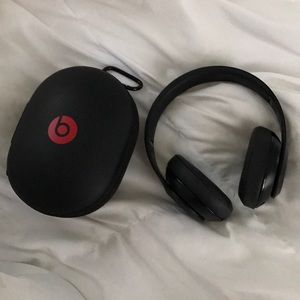 ❌❌SOLD❌❌Wireless studio beats MATTE BLACK